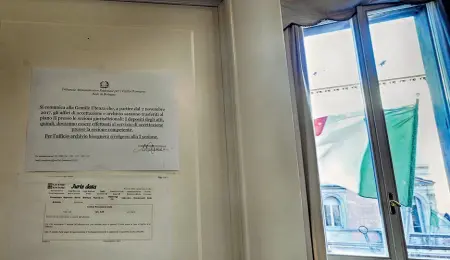  ??  ?? L’avviso L’ingresso della camera di consiglio del Tar regionale: in basso a sinistra il cartello che richiama l’obbligo di assistere all’udienza a capo scoperto