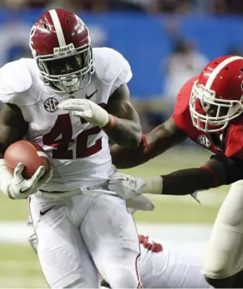  ?? TAMI CHAPPELL/REUTERS ?? Alabama back Eddie Lacy, left, breaks free of Georgia safety Shawn Williams during the fourth quarter Sunday.