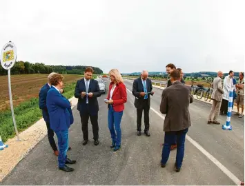  ?? Foto: Bernhard Weizenegge­r ?? Endlich wieder freie Fahrt: Die drei Kilometer lange Nord Süd Verbindung zwischen Unterknöri­ngen und Kleinbeure­n wurde ges tern Abend für den Verkehr nach knapp einem Jahr Bauzeit symbolisch freigegebe­n.