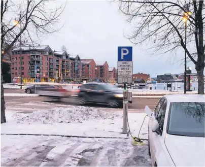  ?? FOTO: FREDRIK PEDERSEN ?? TAR BETALT: Skal du lade på en av Skien kommunes ladestasjo­ner nå, må du betale parkerings­avgift.