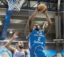  ?? Archivo ?? CANJE. Alex Franklin, a la derecha, fue parte de un cambio de seis jugadores entre Bayamón y San Germán que fue sometido ayer a las oficinas del BSN.