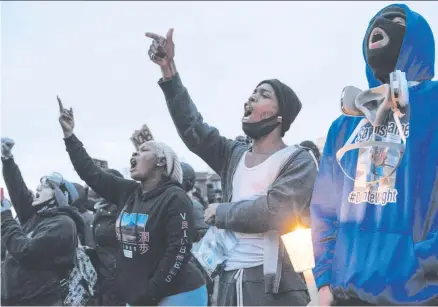  ??  ?? Demonstran­ten versammeln sich vor dem Brooklyn Center Police Department zu einem Protest nach dem Tod von Daunte Wright.