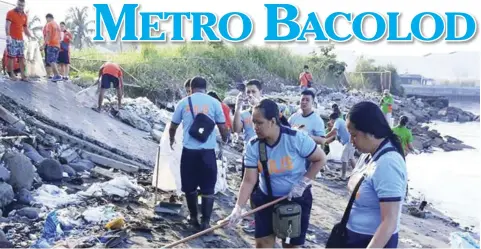  ?? BCPO ?? Officers from the Bacolod City Police Office and other volunteers clean the coastal area near Bredco port in Barangay 10,Bacolod City yesterday.
