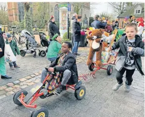  ?? FOTO: PAUL OFFERMANNS ?? So sehen Karnevalsw­agen-Gespanne beim Schulzug in Born aus. Mitgemacht haben diesmal 160 Teilnehmer.