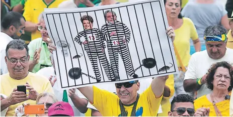 ?? FOTO: AGENCIA AP ?? Los brasileños han salido a las calles de las principale­s ciudades para exigir el encarcelam­iento de Lula y Dilma.