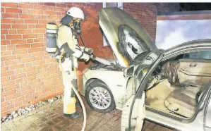  ?? FOTO: SCHÜLLER ?? Ein Mercedes an der Walter-Kollo-Straße war eines der Autos, die brannten.