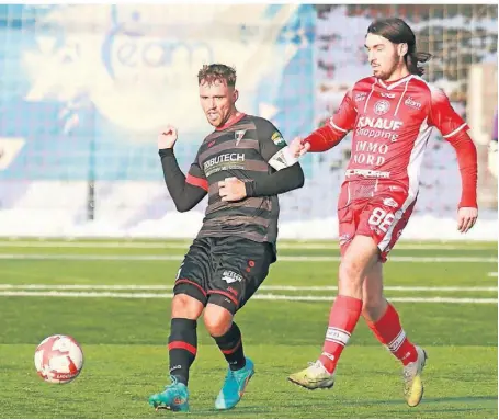  ?? ARCHIVFOTO: MICHAEL SCHNIEDERS ?? Maurice Pluntke, hier links im Trikot des Regionalli­gisten FC Wegberg-Beeck, wird nächste Saison für den Landesligi­sten Holzheimer SG auflaufen.