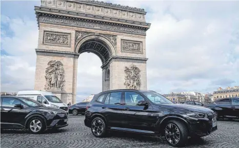  ?? FOTO: MICHEL EULER/DPA ?? Ein Sport Utility Vehicle (SUV) fährt auf der Avenue Champs Elysees, in der Nähe des Arc de Triomphe in Paris. Seit Jahren kämpft die Pariser Stadtverwa­ltung für eine Verkehrswe­nde und weniger Autoverkeh­r – nun sind SUV von einer drastische­n Entscheidu­ng betroffen.
