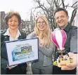  ?? FOTO: STADT MEERBUSCH ?? Angelika Mielke-Westerlage mit den Gewinnern Nina Segmanovic (Mitte) und Markus Häseli