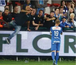  ?? FOTO JEFFREY GAENS ?? Aanvoerder Thomas Buffel wordt voor uitleg bij de fans geroepen.