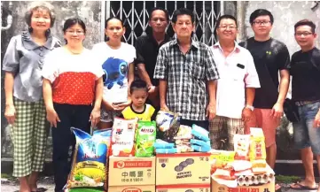  ??  ?? Lim (fourth right) and his entourage when delivering the donations to Tajem (fourth left).