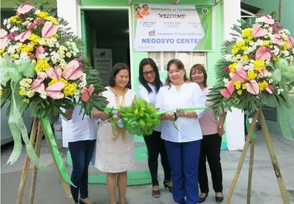  ?? — Contribute­d Photo ?? NEGOSYO CENTER. DTI-3 Director Judith P. Angeles (2nd, R)and Pampanga MSMEDC Chair Teresa D. Carlos (2nd, L)led the ribbon cutting ceremony for the opening of the Floridabla­nca Negosyo Center, together with DTI Pampanga OIC Director Elenita R. Ordonio...