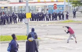  ?? LLOYD FOX/BALTIMORE SUN ?? Police and protesters clash near Mondawmin Mall on April 27, 2015.