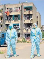  ??  ?? A Chandigarh administra­tion’s quarantine team carrying out contact tracing at the rehabilita­tion colony in Dhanas, after a Covid positive case was reported there on Tuesday. KESHAV SINGH/HT