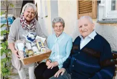  ?? Foto: Xaver Habermeier ?? Zur Eisernen Hochzeit gratuliert­e den Kochs Neuburgs Sozialrefe­rentin im Stadtrat, Eva Lanig, mit einem Geschenkko­rb.