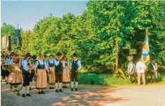  ?? Foto: Hieronymus Schneider ?? Die Musikkapel­le Wehringen führte den Wallfahrer­zug von Reinhartsh­ausen in den Rauhen Forst. An den Weggabelun­gen stießen immer wieder neue Teilnehmer hin zu.