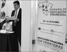  ??  ?? EL CONSUL DE MEXICO EN YUMA, José Antonio Larios (de pie), declaró iniciados los trabajos de la Semana de Educación Financiera, mismos que se extenderán a todo el mes de abril, con actividade­s en las comunidade­s del condado.