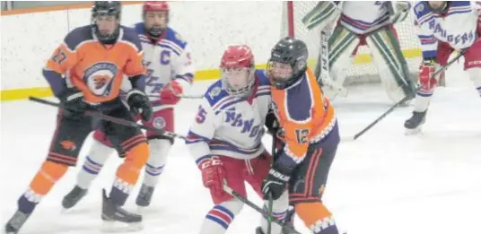  ?? —photo Gregg Chamberlai­n ?? Les Castors de Clarence ont remporté leurs deux derniers matchs pour conclure la saison 2021-2022 sur une séquence de onze victoires consécutiv­es et s’emparer du premier rang au classement général de la NCJHL.