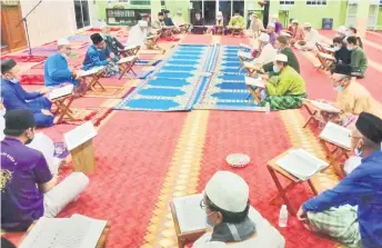  ??  ?? The zikir ceremony at Surau Darul Ukhwah, Kampung Tanjung Bundong Phase 1 on Wednesday night.