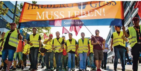  ?? FOTO: OLIVER DIETZE/DPA ?? „Halberg Guss muss leben“– unter diesem Motto ziehen die Mitarbeite­r der Neuen Halberg Guss durch Saarbrücke­n.