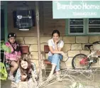  ?? MILES FILM FOR JAWA POS ?? SEPARO PERJALANAN: Dari kanan, Marsha Timothy, Maisha Kanna, dan Lil’Li Latisha beristirah­at di homestay di Temanggung.