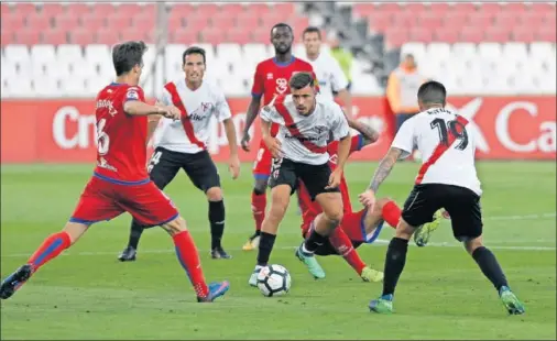  ??  ?? INESPERADO. El Numancia perdió en Nervión tres puntos y muchas de sus opciones de playoff.