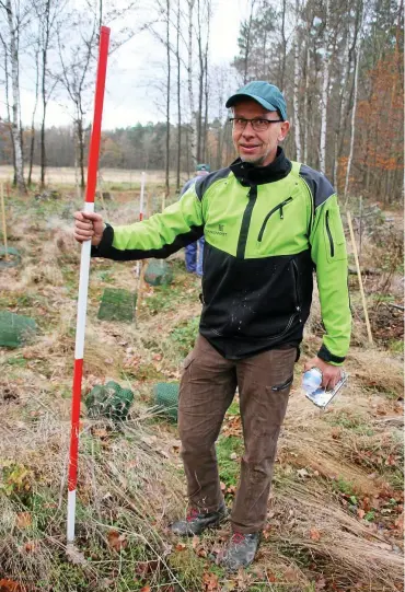  ?? FOTOS (5): WIELAND FISCHER ?? Forstfachm­ann Ralf Wenzel zeigt an, wo die Setzling bei der Waldretter-Aktion auf dem Boxberg gepflanzt werden, als Kreis von zehn Bäumen.