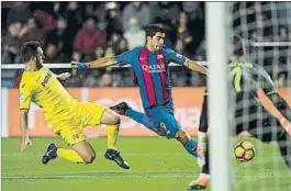  ?? FOTO: PERE PUNTÍ ?? Luis Suárez, ante Asenjo El uruguayo nunca ha perdido en Villarreal