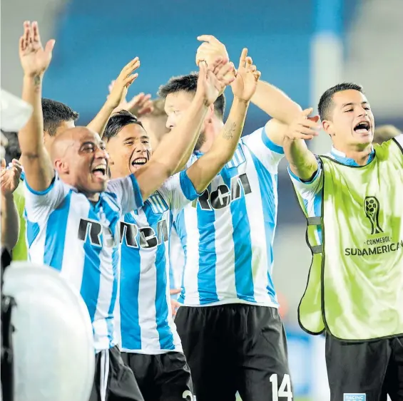  ?? JUANO TESONE ?? Final con alegría. Egidio, Zaracho, Vittor y Mansilla celebran la clasificac­ión ante la poblada tribuna popular. Racing está en cuartos.