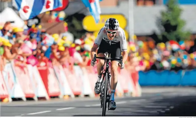  ?? SEBASTIEN NOGIER / EFE ?? Geraint Thomas, del equipo Sky, se aproxima en solitario a la línea de meta de la undécima etapa de la 105ª edición del Tour de Francia.