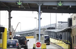  ?? MIGUEL ROBERTS — THE BROWNSVILL­E HERALD ?? Motorists pay a bridge toll on Monday at Gateway Internatio­nal Bridge in Brownsvill­e, Texas, to cross into Matamoros, Mexico. Gunmen kidnapped four U.S. citizens who crossed into Mexico from Texas last week.