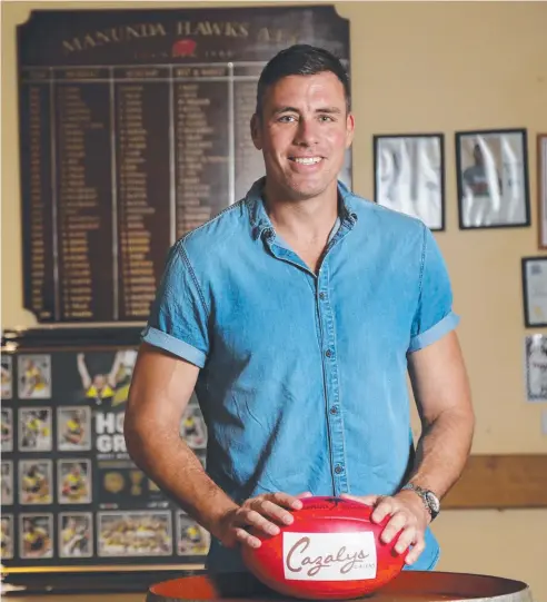  ?? Picture: STEWART McLEAN ?? FOOTY TALK: AFL great Matthew Richardson at the Manunda Hawks club house at Cazalys.