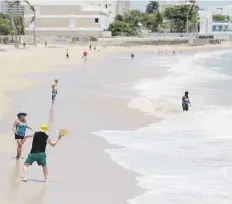  ?? Teresa.canino@gfrmedia.com ?? AL AIRE LIBRE. Ciudadanos visitaron las playas, se ejercitaro­n y practicaro­n deportes, pero tomando las debidas precaucion­es.