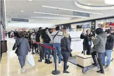  ?? ELISENDA PONS ?? Fila de gente dispuesta a escanearse el iris ayer, en un centro comercial catalán.