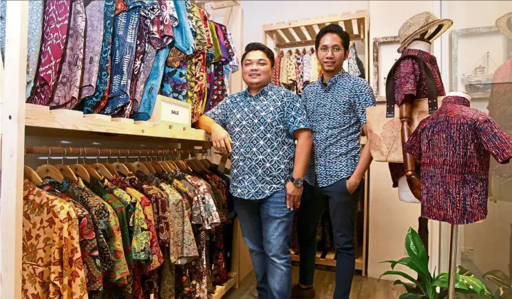  ??  ?? Farhan and Mohamad ekram were two engineers who took a leap of faith to start Kapten Batik. — KAMARUL ARIFFIN/THE star