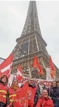 ?? FOTO: IMAGO IMAGES ?? Den vierten Tag in Folge haben am Donnerstag Dutzende Beschäftig­te des Eiffelturm­s lautstark am Fuße des Bauwerks demonstrie­rt. Sie fordern einen besseren Unterhalt der Pariser Sehenswürd­igkeit.