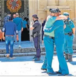  ?? VANESA LOBO ?? Dos guardias civiles se funden en un abrazo frente al Cabildo.