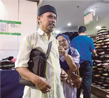  ??  ?? NORIAH mengukur baju raya untuk Ibrahim.