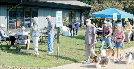  ?? Keith Bryant/The Weekly Vista ?? New features were on display and a free breakfast was available during the grand opening at Branchwood Recreation Center last Saturday, Sept. 29.