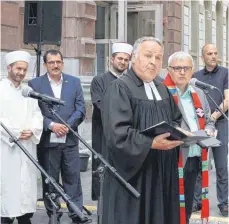  ?? FOTO: SIMON SCHNEIDER ?? Ein katholisch­er und evangelisc­her Geistliche­r sowie ein türkischer und bosnischer Imam beteten gemeinsam mit den Besuchern.