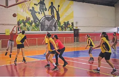  ?? Picture: AFP ?? HAVING A DREAM. Fulaninha‘s amateur basketball team players are seen during a training session in Sao Paulo.