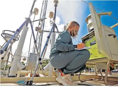  ?? JOSUÉ CORREA ?? Recogida de datos en una cabina de medición de contaminac­ión ambiental.