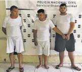  ??  ?? Capturados. La Policía presentó a los dos detenidos por extorsión y a uno por amenazas.