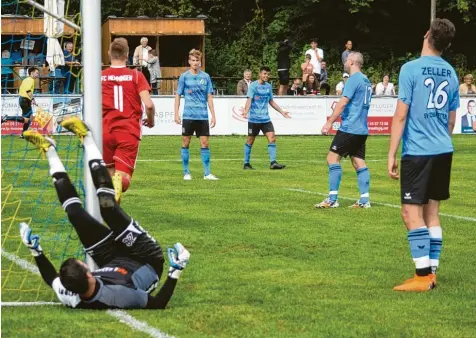  ?? Foto: Oliver Reiser ?? Da haut’s dich um! Innerhalb von fünf Minuten kassierte der SV Cosmos Aystetten zwei gegentore nach dem selben Strickmust­er. Während der Torschütze nach dem 2:0 ab dreht, sind Paul Zeller, Gheorghe Gosa, Kaan Dogan und Maximilian Heckel (von rechts) ratlos, Torwart Valentin Coca hat sich im Netz verfangen.