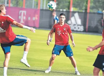  ??  ?? PRÁCTICA. James Rodríguez realizó su primer entrenamie­nto ayer con el Bayern.