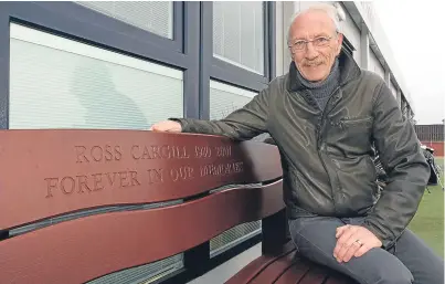  ?? Picture: Gareth Jennings. ?? Ross’s father Neill at the bench dedicated to his son outside the shop at Carnoustie golf links.