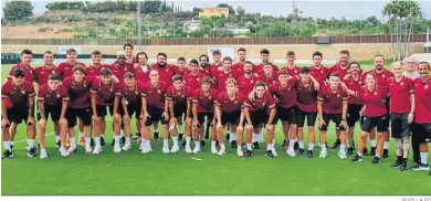  ?? SEVILLA FC ?? El Sevilla Atlético, en familia antes del inicio de la temporada.