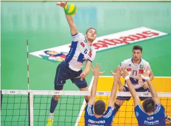  ?? FOTO: GKR ?? Tirols Renee (rechts daneben Murat Yenipazar) Teappan überspring­t den Häfler Block (links David Sossenheim­er, daneben Gregor Klein). In der neuen Bundesliga­saison treffen die Häfler Volleyball­profis erstmals auf die AlpenVolle­ys.