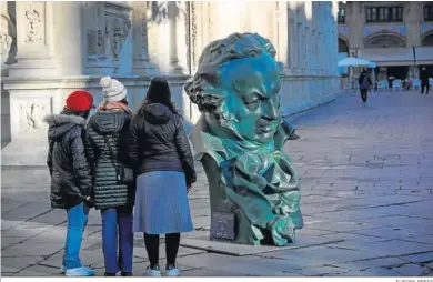  ?? EUROPA PRESS ?? Una de las estatuas de Goya que hay en las calles de Sevilla como antesala de la gala del día 11.