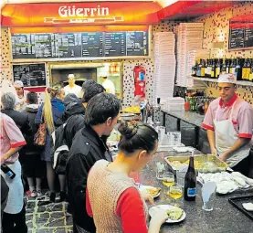  ??  ?? Lugar. La pizzería Güerrin, en Corrientes 1368, a 2 cuadras del Obelisco.